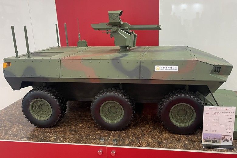 Sześciokołowy robot lądowy prezentowany przez południowokoreańską piechotę morską