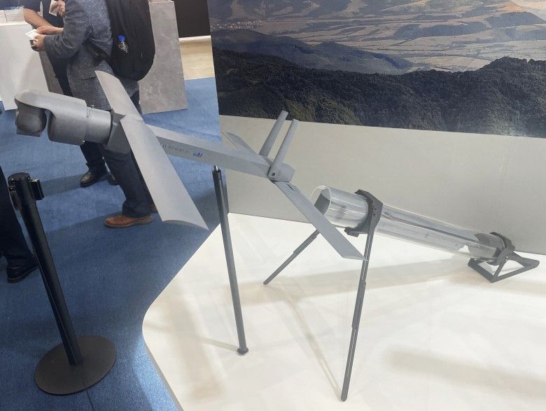 Dron kamikaze CMMAV koncernu KAI wraz z wyrzutnią moździerzową