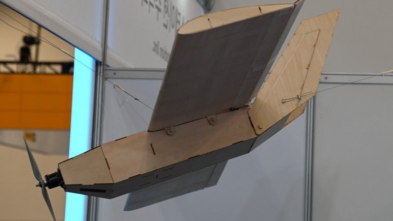 Dron Ezie firmy AMSystem wykonany z drewna.
