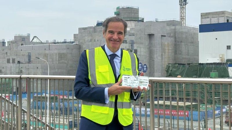 Szef MAEA Rafael Grossi na tle elektrowni jądrowej w prowincji Hajnan.