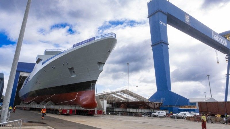 HMS Venture opuszcza halę stoczni w Rosyth
