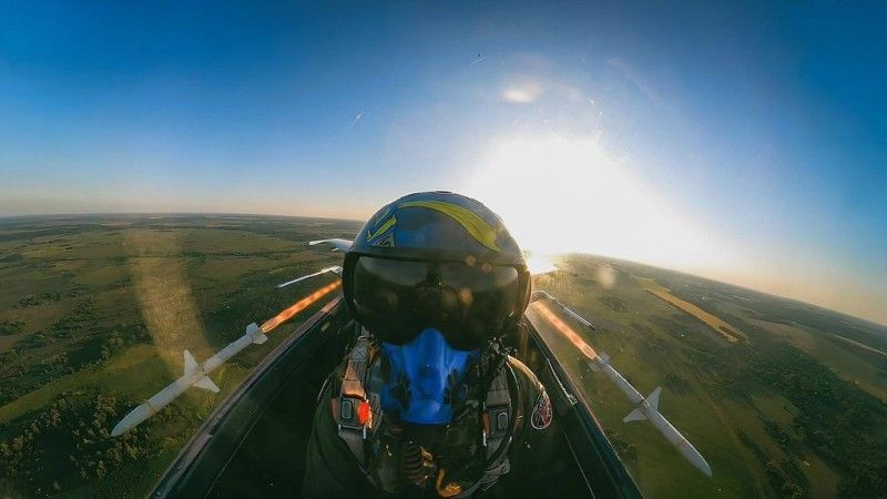 Ukraiński SU-27 wystrzeliwuje dwa pociski HARM