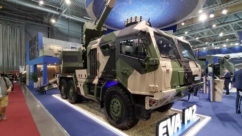 Słowacka armatohaubica EVA M2 podczas czeskich targów IDET 2025.