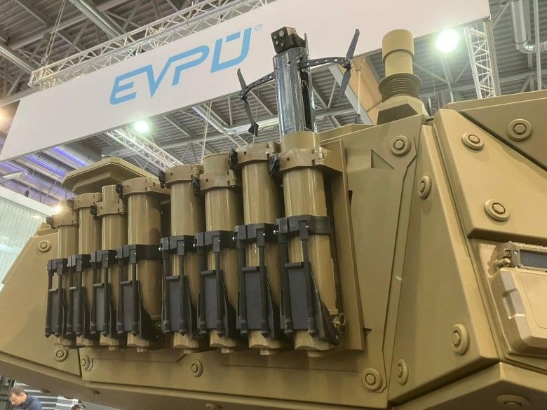 Wyrzutnia bezzałogowców Spear UAV Viper 1 ulokowana z tyłu wieży TURRA 30 V10. Z tubusów mogą startować bezpilotowce przechwytujące, rozpoznawcze lub uderzeniowe.