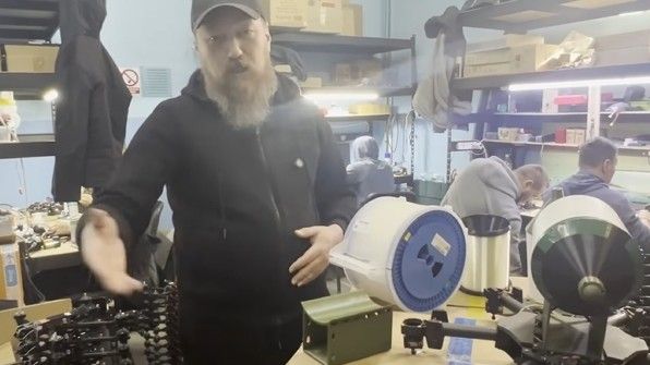 Robert Browdi "Madziar" w manufakturze dronów