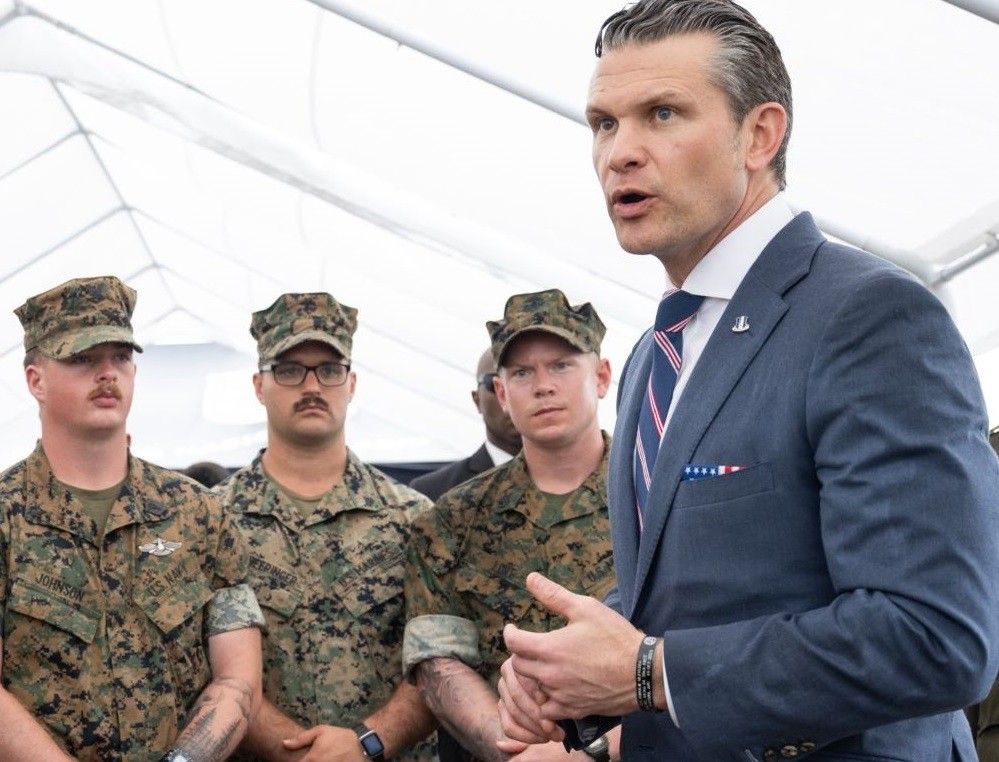 Sekretarz obrony USA wizytuje strefę zdemilitaryzowaną. Pierwszy raz od ośmiu lat