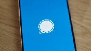 W komunikatorze Signal trwa kampania phishingowa - ostrzega DKWOC. Użytkownicy mogą otrzymać wiadomość informującą o zagrożeniu konta. Celem atakujących jest tzw. cichy podsłuch.