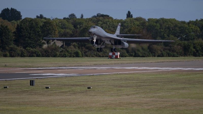 Przed dronami trzeba chronić także europejskie lotniska. Na zdjęciu B-1B lądujący w bazie RAF Fairford
