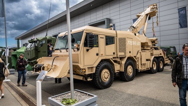 Kołowy wóz zabezpieczenia technicznego Treva-30 podczas targów IDET 2025.