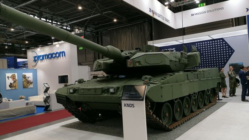 Czołg podstawowy Leopard 2A8 z systemem ochrony aktywnej EuroTrophy pokazany podczas targów IDET 2025 na stoisku koncernu KNDS.