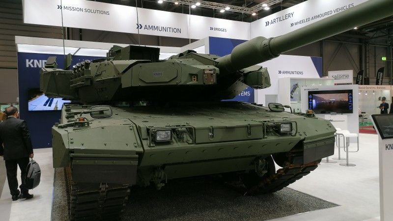 Czołg podstawowy Leopard 2A8 z systemem ochrony aktywnej EuroTrophy pokazany podczas targów IDET 2025 na stoisku koncernu KNDS.