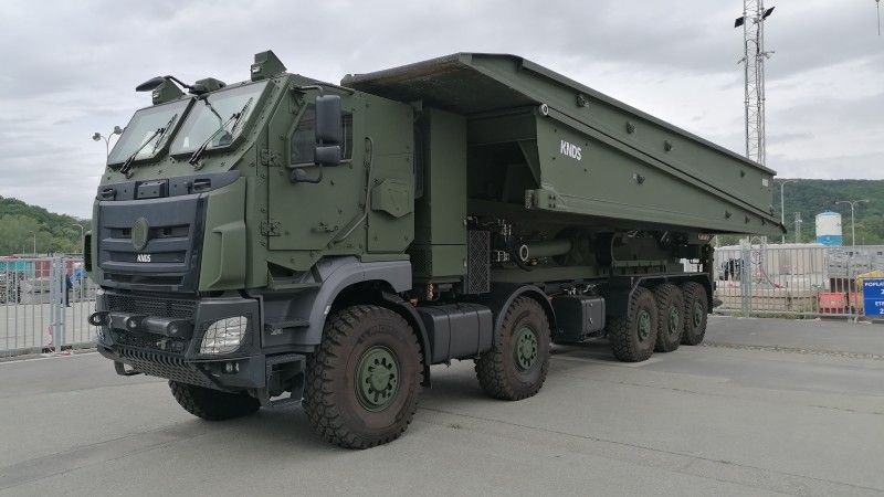 Most samobieżny Leguan posadowiony na podwoziu samochodu ciężarowego Tatra Phoenix 10x10.