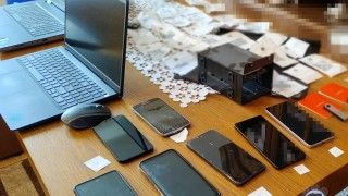 Centralne Biuro Zwalczania Cyberprzestępczości zatrzymało dwóch mężczyzn, którzy rzekomo oferowali nieaktualny bon wakacyjny. Oszukali w ten sposób ok. 200 osób na ok. 2 mln zł.