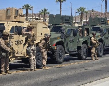 Żołnierze Marines przygotowujący się do wyruszenia w kierunku Los Angeles.