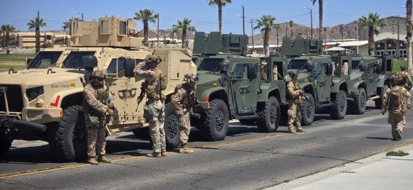 Żołnierze Marines przygotowujący się do wyruszenia w kierunku Los Angeles.