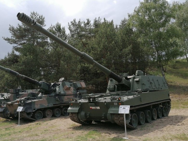 Armatohaubica K9A1 należąca do CSAiU, obok niej AHS Krab.