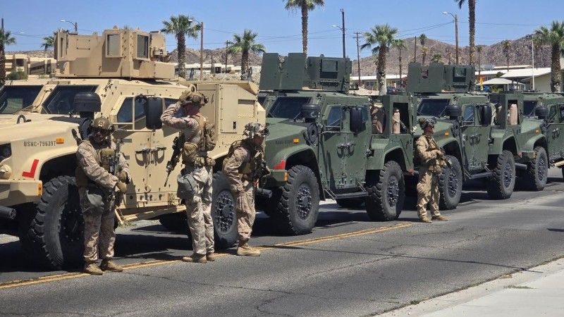 Żołnierze Marines przygotowujący się do wyruszenia w kierunku Los Angeles.