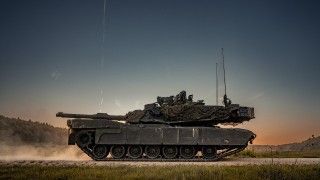 Czołg podstawowy M1 Abrams z 1st Armored Brigade Combat Team, 3rd Infantry Division (U.S. Army) podczas ćwiczenia „Combined Resolve 25-2” na poligonie Hohenfels w Niemczech.