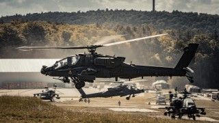 Śmigłowce szturmowe AH-64 Apache z Combat Aviation Brigade, 1st Infantry Division (U.S. Army) podczas ćwiczenia „Combined Resolve 25-2” na poligonie Hohenfels w Niemczech.