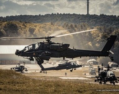 Śmigłowce szturmowe AH-64 Apache z Combat Aviation Brigade, 1st Infantry Division (U.S. Army) podczas ćwiczenia „Combined Resolve 25-2” na poligonie Hohenfels w Niemczech.
