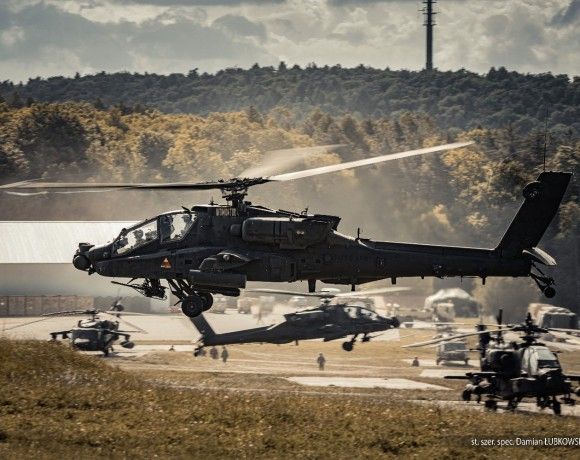 Śmigłowce szturmowe AH-64 Apache z Combat Aviation Brigade, 1st Infantry Division (U.S. Army) podczas ćwiczenia „Combined Resolve 25-2” na poligonie Hohenfels w Niemczech.