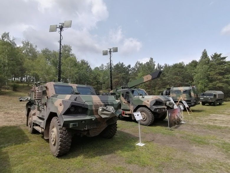 Pojazdy wchodzące w skład systemu Gladius (wóz dowodzenia, pojazd-wyrzutnia oraz wóz amunicyjny).