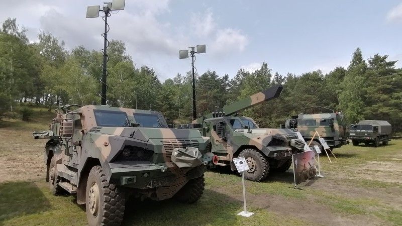 Pojazdy wchodzące w skład systemu Gladius (wóz dowodzenia, pojazd-wyrzutnia oraz wóz amunicyjny).