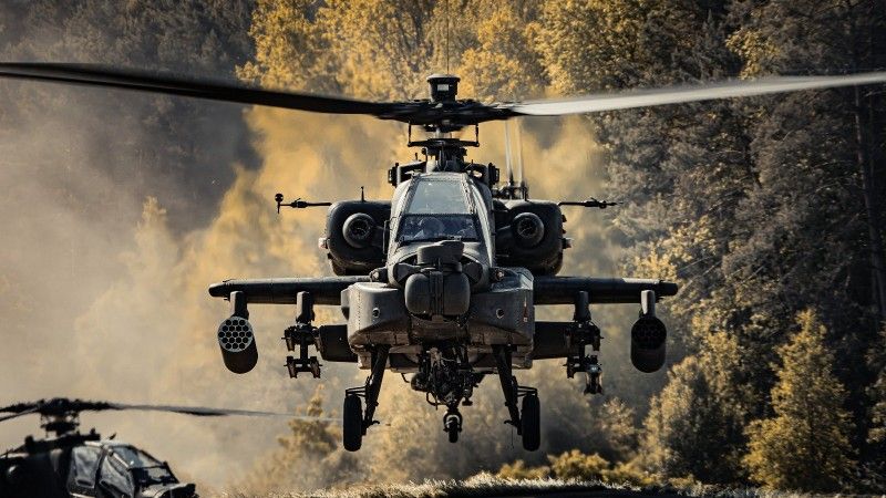 Śmigłowiec szturmowy AH-64 Apache z Combat Aviation Brigade, 1st Armored Division (U.S. Army) podczas ćwiczenia „Combined Resolve 25-2” na poligonie Hohenfels w Niemczech.