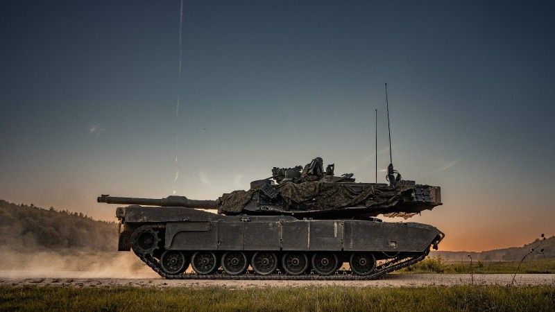 Czołg podstawowy M1 Abrams z 1st Armored Brigade Combat Team, 3rd Infantry Division (U.S. Army) podczas ćwiczenia „Combined Resolve 25-2” na poligonie Hohenfels w Niemczech.