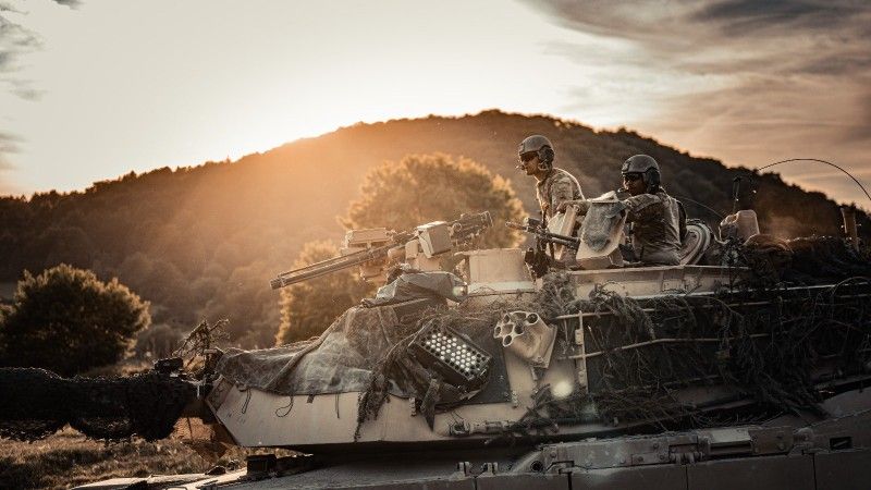 Czołg podstawowy M1 Abrams z 1st Armored Brigade Combat Team, 3rd Infantry Division (U.S. Army) podczas ćwiczenia „Combined Resolve 25-2” na poligonie Hohenfels w Niemczech.