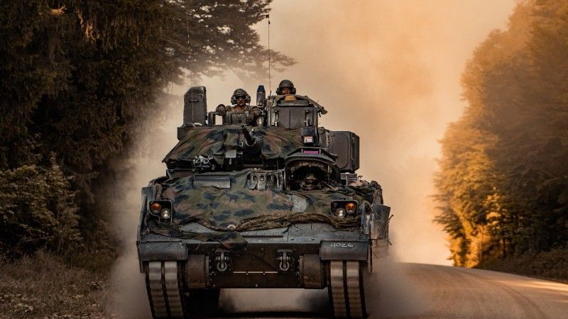 Bojowy wóz piechoty M2 Bradley z 1st Armored Brigade Combat Team, 3rd Infantry Division (U.S. Army) podczas ćwiczenia „Combined Resolve 25-2” na poligonie Hohenfels w Niemczech.