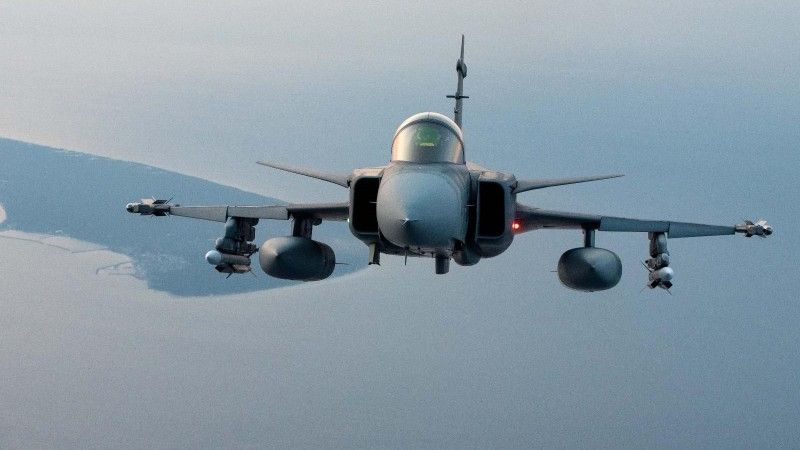 Szwedzki Gripen w ramach misji Baltic Air Policing, dobrze widoczne uzbrojenie: pociski IRIS-T oraz Meteor