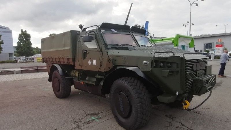 Fiński wielozadaniowy pojazd taktyczny Sisu GTP 4x4 w odmianie transportowej podczas targów IDET 2025.