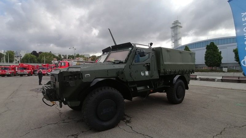 Fiński wielozadaniowy pojazd taktyczny Sisu GTP 4x4 w odmianie transportowej podczas targów IDET 2025.