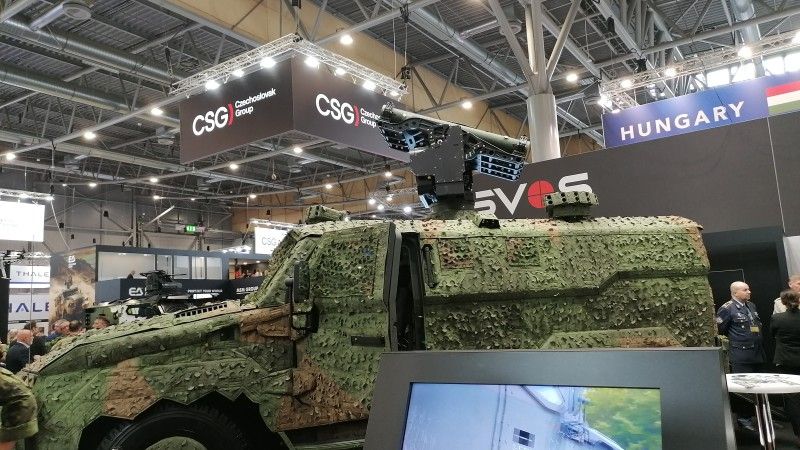 Pojazd opancerzony MARS S-330 wyposażony system przeciwlotniczy bardzo krótkiego zasięgu RBS 70 NG podczas targów IDET 2025. Na pojeździe widoczny jest także system maskujący ROSY.