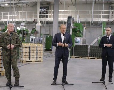 Dowódca generalny gen. broni Marek Sokołowski, premier Donald Tusk, prezes PGZ Adam Leszkiewicz