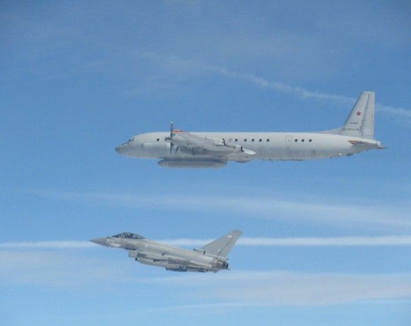 Brytyjski myśliwiec Eurofighter Typhoon oraz rosyjski samolot rozpoznawczy IŁ-20M.