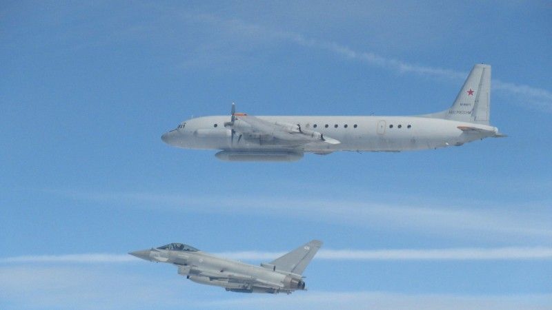 Brytyjski myśliwiec Eurofighter Typhoon oraz rosyjski samolot rozpoznawczy IŁ-20M.