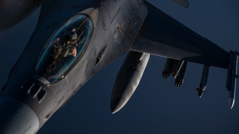 Amerykański myśliwiec F-16 z podwieszonymi wyrzutniami rakiet APKWS do zwalczania irańskich dronów