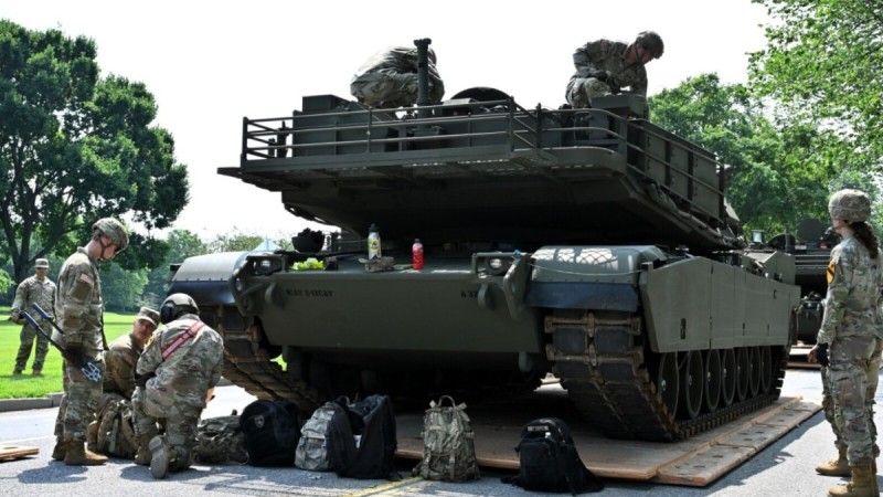 Abrams przygotowywany do prezentacji dla mieszkańców stolicy USA