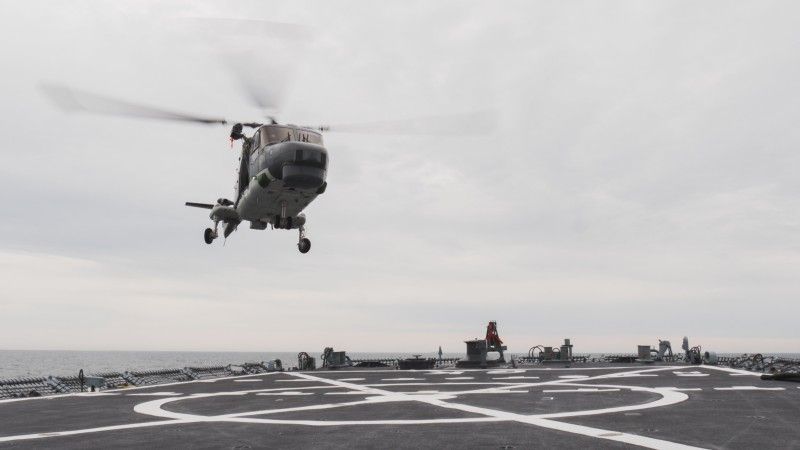 Niemiecki śmigłowiec morski Sea Lynx Mk88A przeprowadzający trening „AIRFAM” we współpracy z ORP Kościuszko.