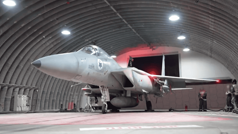 Izraelski F-15 przed misją uderzeniową