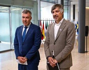 Ministrowie stoją na korytarzu, udzielają wywiadu