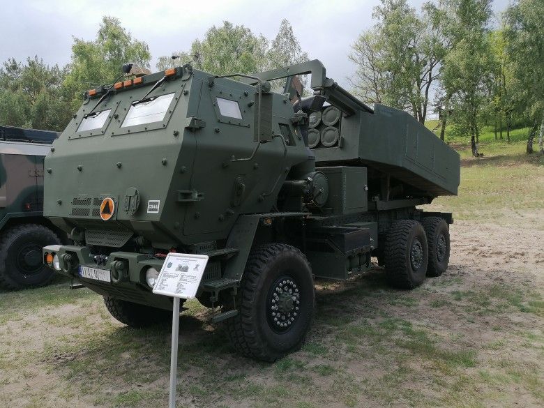 Wieloprowadnicowa wyrzutnia rakiet M142 HIMARS.