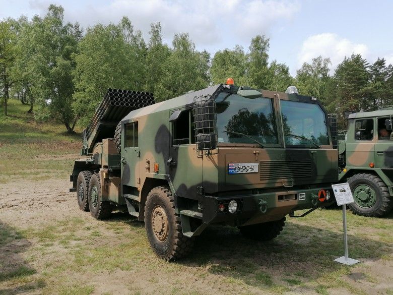 Wieloprowadnicowa wyrzutnia rakiet WR-40 Langusta.