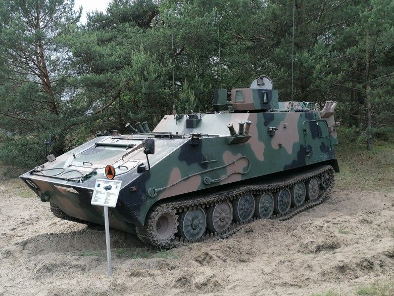 Wóz dowodzenia artylerii wchodzący w skład DMO Regina zbudowany na Lekkim Podwoziu Gąsienicowym (LPG).