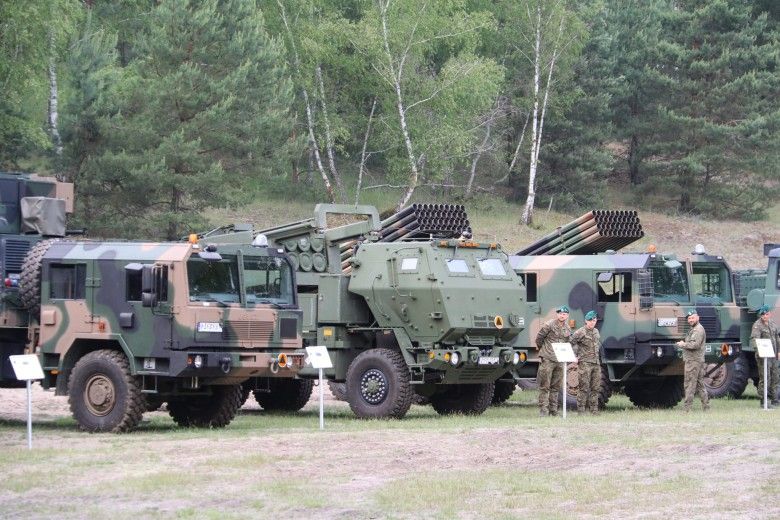 Pokaz statyczny sprzętu wojskowego wśród którego można zobaczyć m.in. wieloprowadnicowe wyrzutnie rakiet M142 HIMARS oraz WR-40 Langusta.