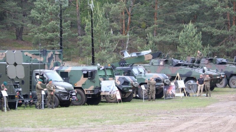 Pokaz statyczny sprzętu wojskowego wśród którego można zobaczyć m.in. elementy systemu Gladius oraz kołowe bojowe wozy piechoty Rosomak.