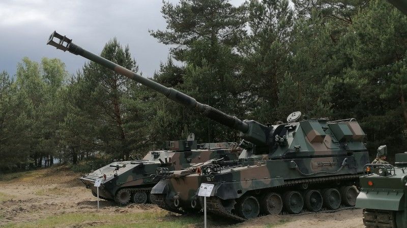 Armatohaubica Krab, a za nią wóz dowodzenia wchodzący w skład DMO Regina.