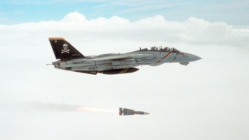 Amerykański F-14 Tomcat w zmodernizowanej wersji strzela pociskiem AIM-54 Phoenix